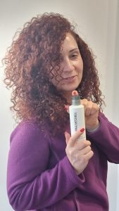 מתולתלת שהגיעה לייעוץ מציגה את המוצר שקיבלה במתנה מפול מיטשל מתולתלת שהגיעה לייעוץ מציגה את המוצר שקיבלה במתנה מפול מיטשל