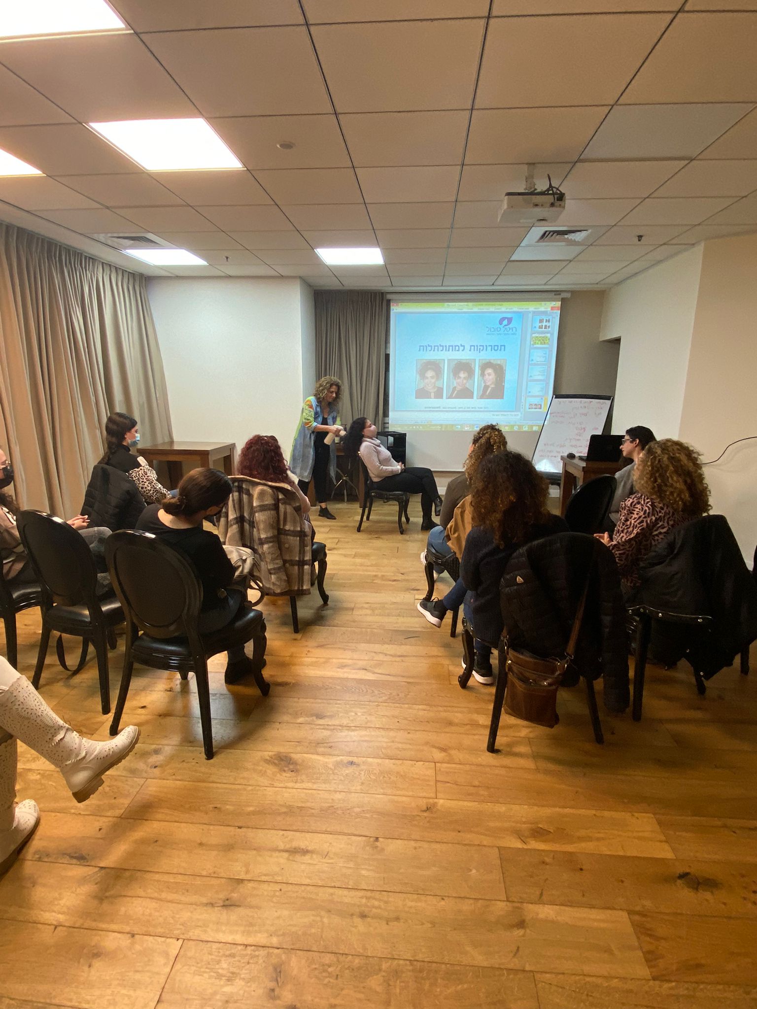 רויטל טובול מסבירה לנערות מתולתלות איך לסדר את השיער רויטל טובול